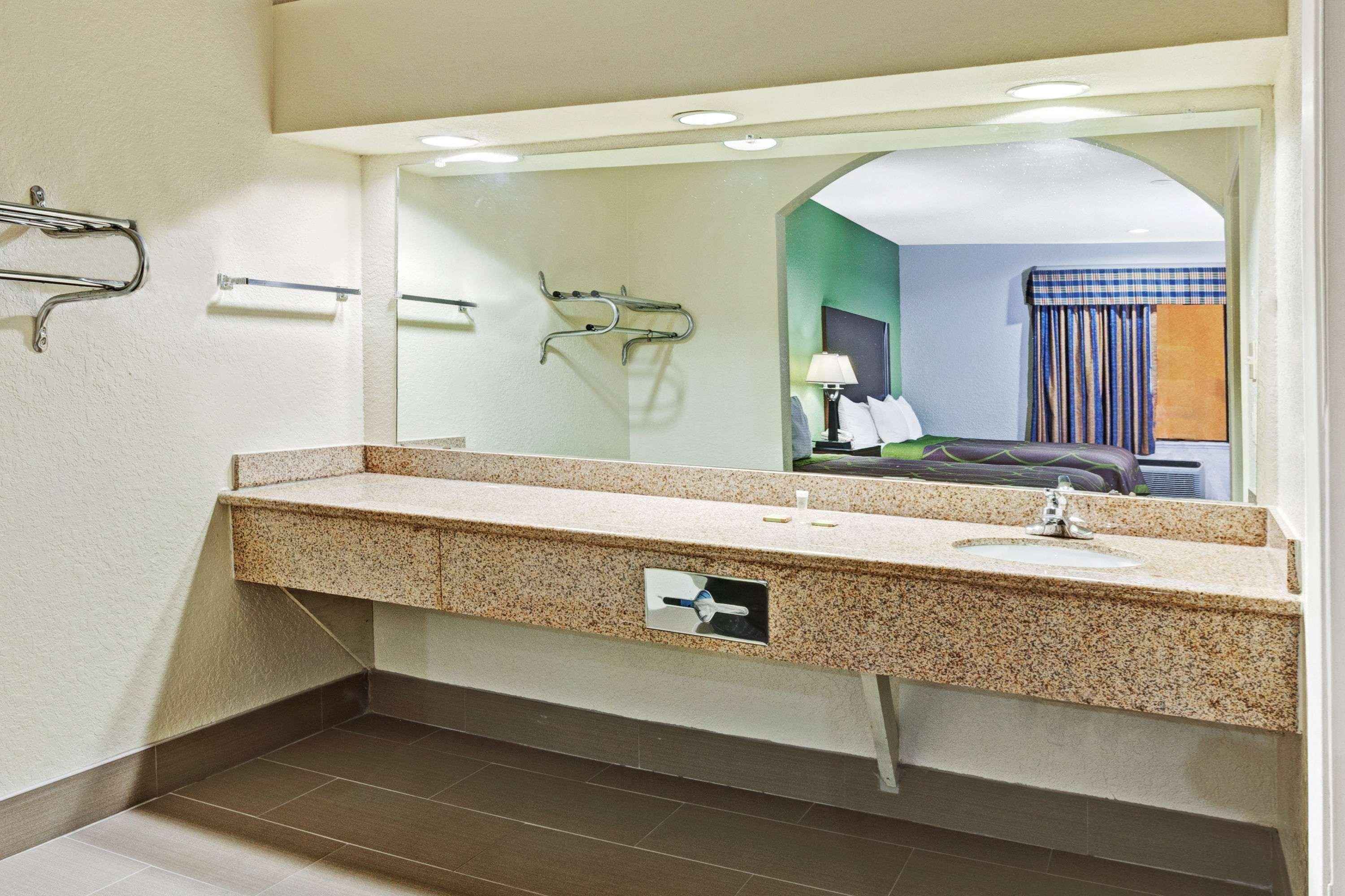 Super 8 By Wyndham Houston Hobby Airport South Hotel Buitenkant foto